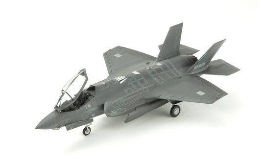 Model of a fighter jet on a white background